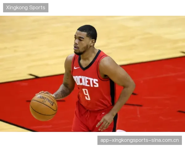 NBA火箭小将强突两个防守人打板命中